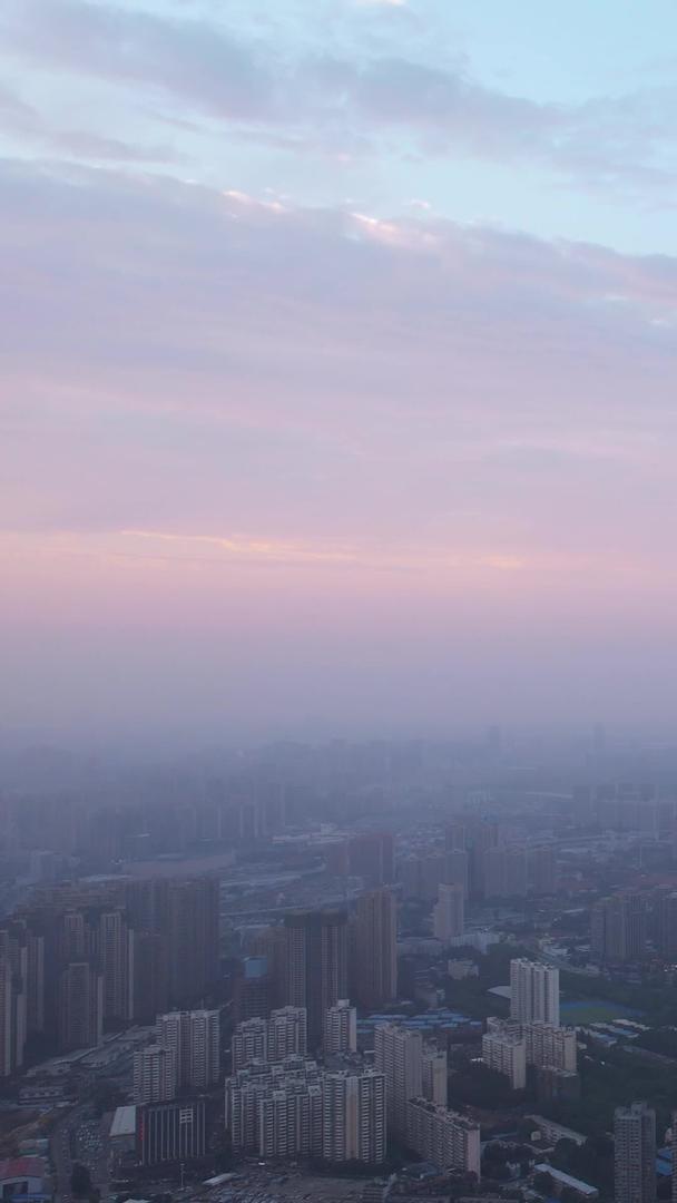 航拍城市夕阳夕阳天空地标天际线高楼素材视频的预览图