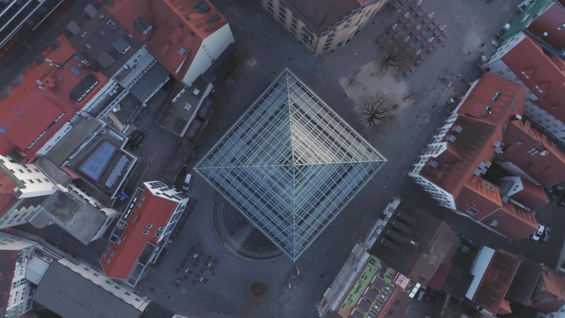 德国日出时无人驾驶无人机ulm图书馆顶层视频的预览图