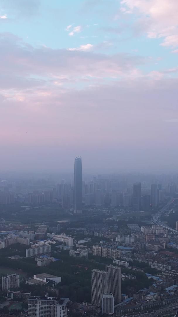航拍城市夕阳夕阳天空地标天际线高楼素材视频的预览图
