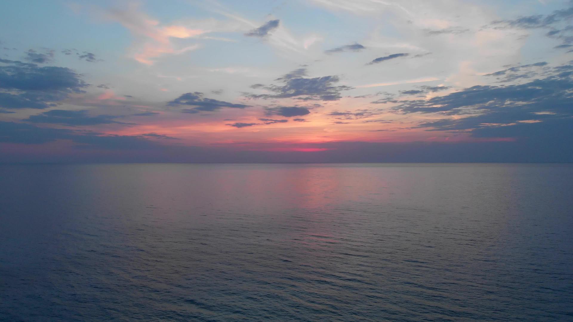 夏季海洋背景平静日落广阔视频的预览图