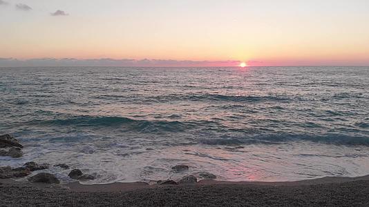 美丽的日落风景在海滩上的夏季背景视频的预览图