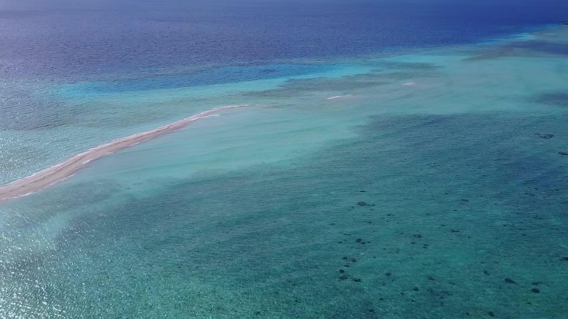 海滨度假胜地蓝色海洋和白色沙底背景打破海滩视频的预览图