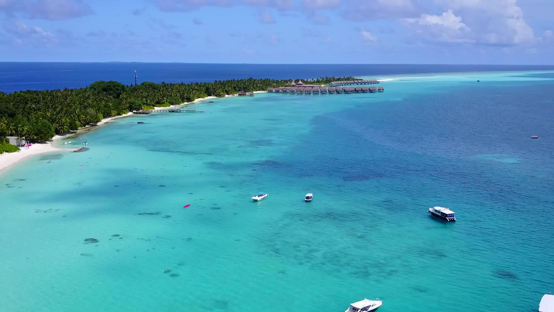国外旅游海滩旅游由绿水和白色沙滩背景组成视频的预览图