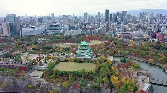 日本的秋天osaka城建造城市视频的预览图