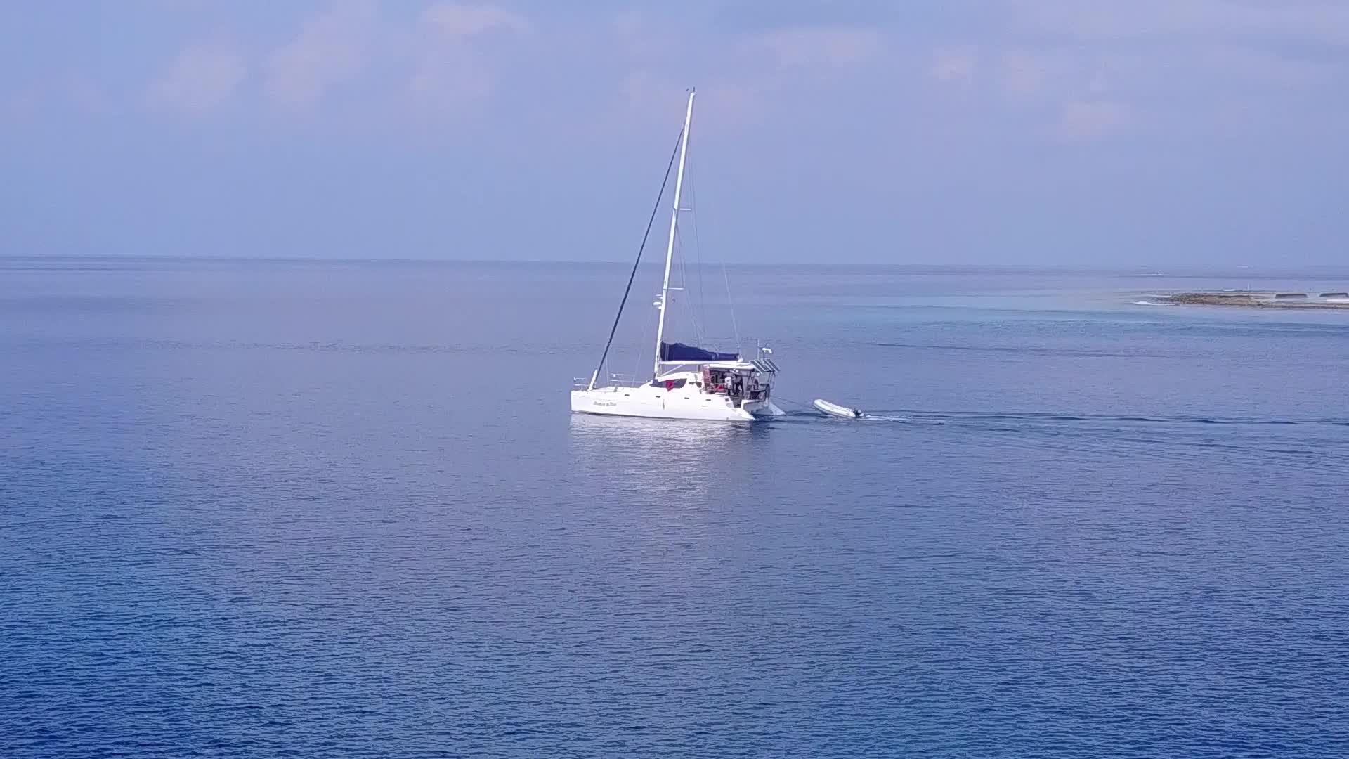 清晰的白色沙滩环礁湖视频的预览图