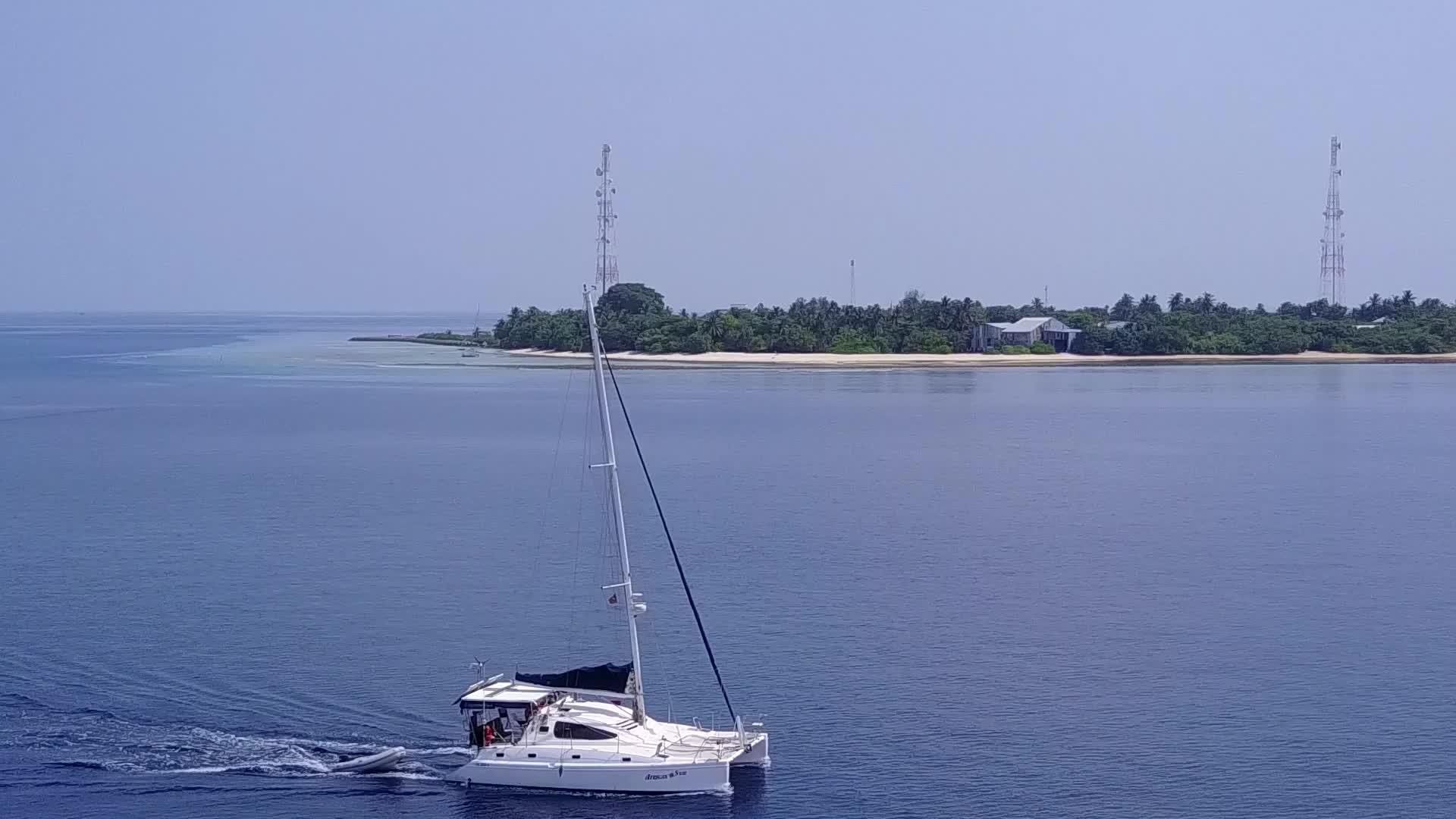 海洋旅游海滩野生生物的海景由水蓝色环礁组成背景为白沙视频的预览图