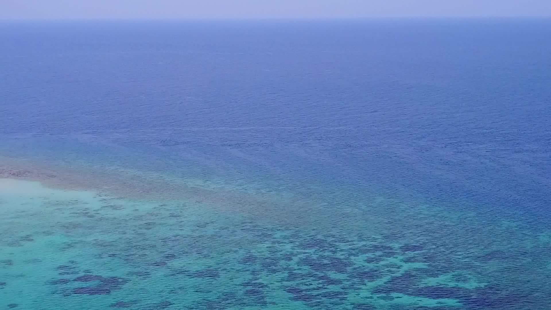 无人驾驶飞机在蓝海和白沙底蓝海之间平静视频的预览图