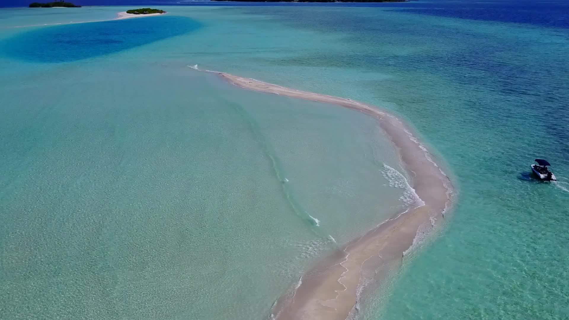 空中无人飞机在豪华海滩度假场景由蓝环礁湖视频的预览图
