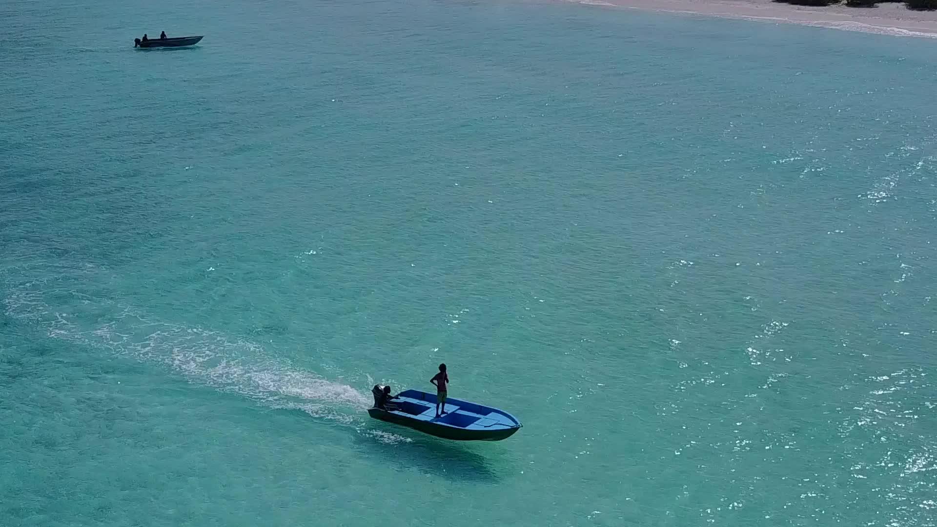 海洋湾海滩度假无人机景观背景下的蓝绿海白沙视频的预览图