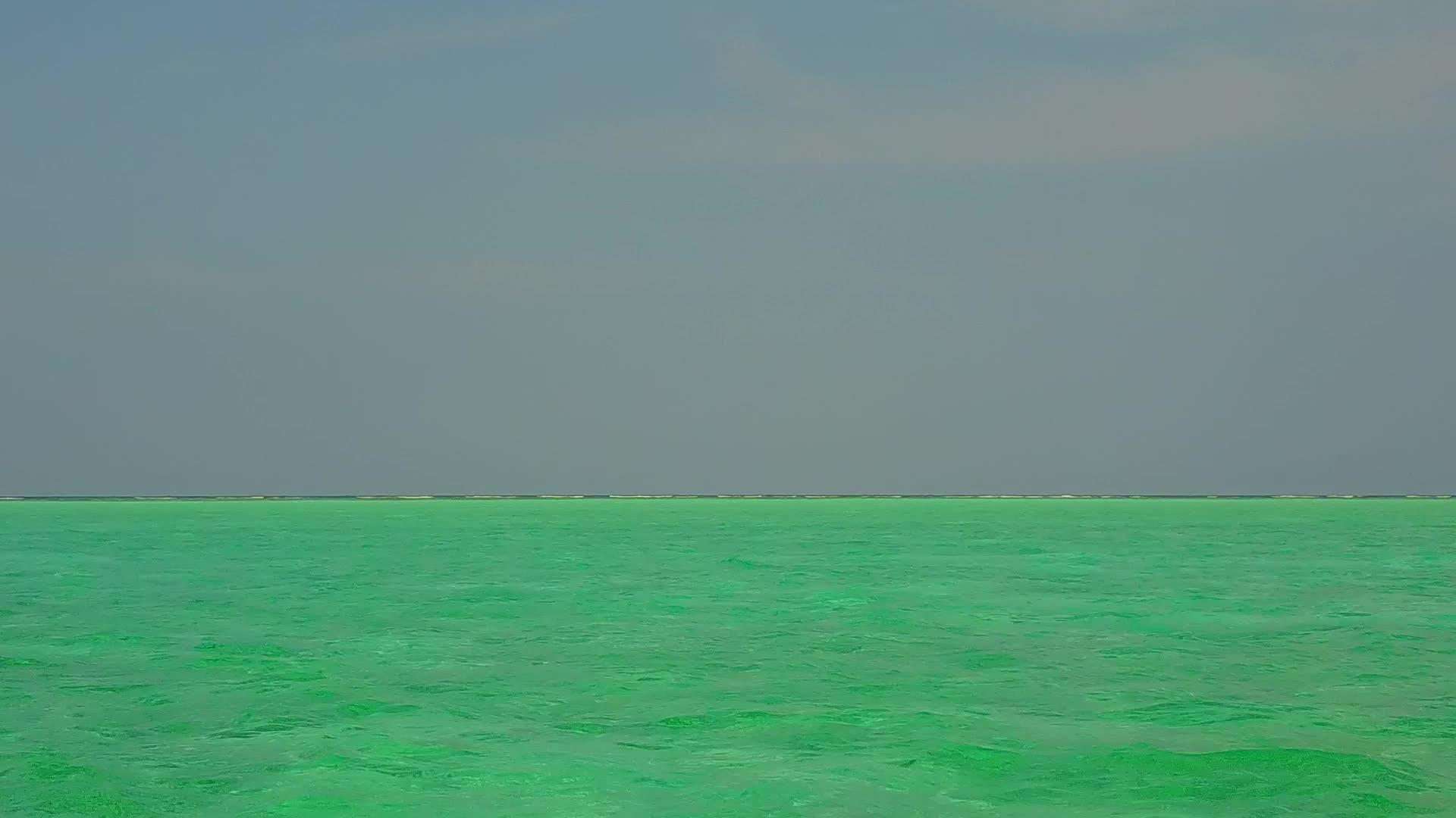 热带海岸海滩探索热带海岸无人驾驶飞机的飞行性质视频的预览图