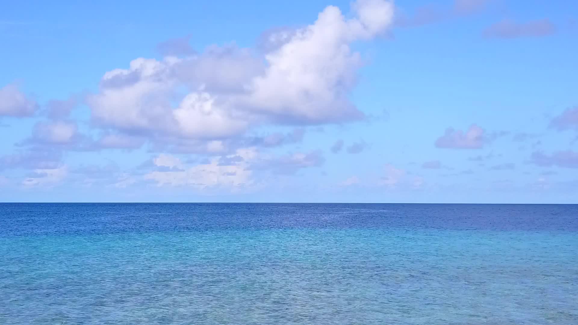 白沙背景蓝水宁静海滩无人机景观视频的预览图
