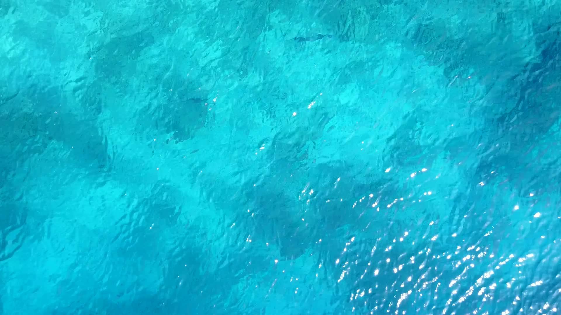 海岸海滩无人机景观以蓝海和明亮的沙子为背景视频的预览图