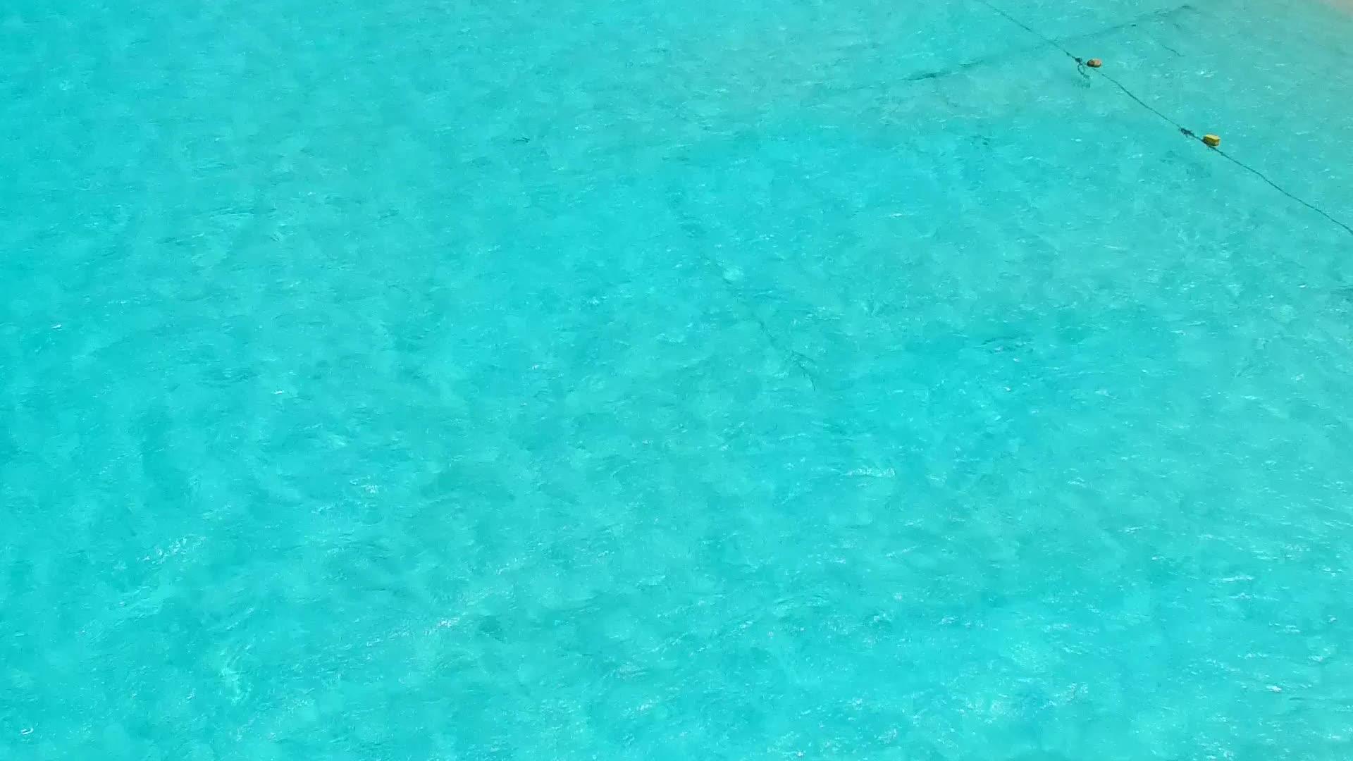 蓝海和白色海滩背景的天堂海岸海滩旅行空中无人驾驶飞机视频的预览图