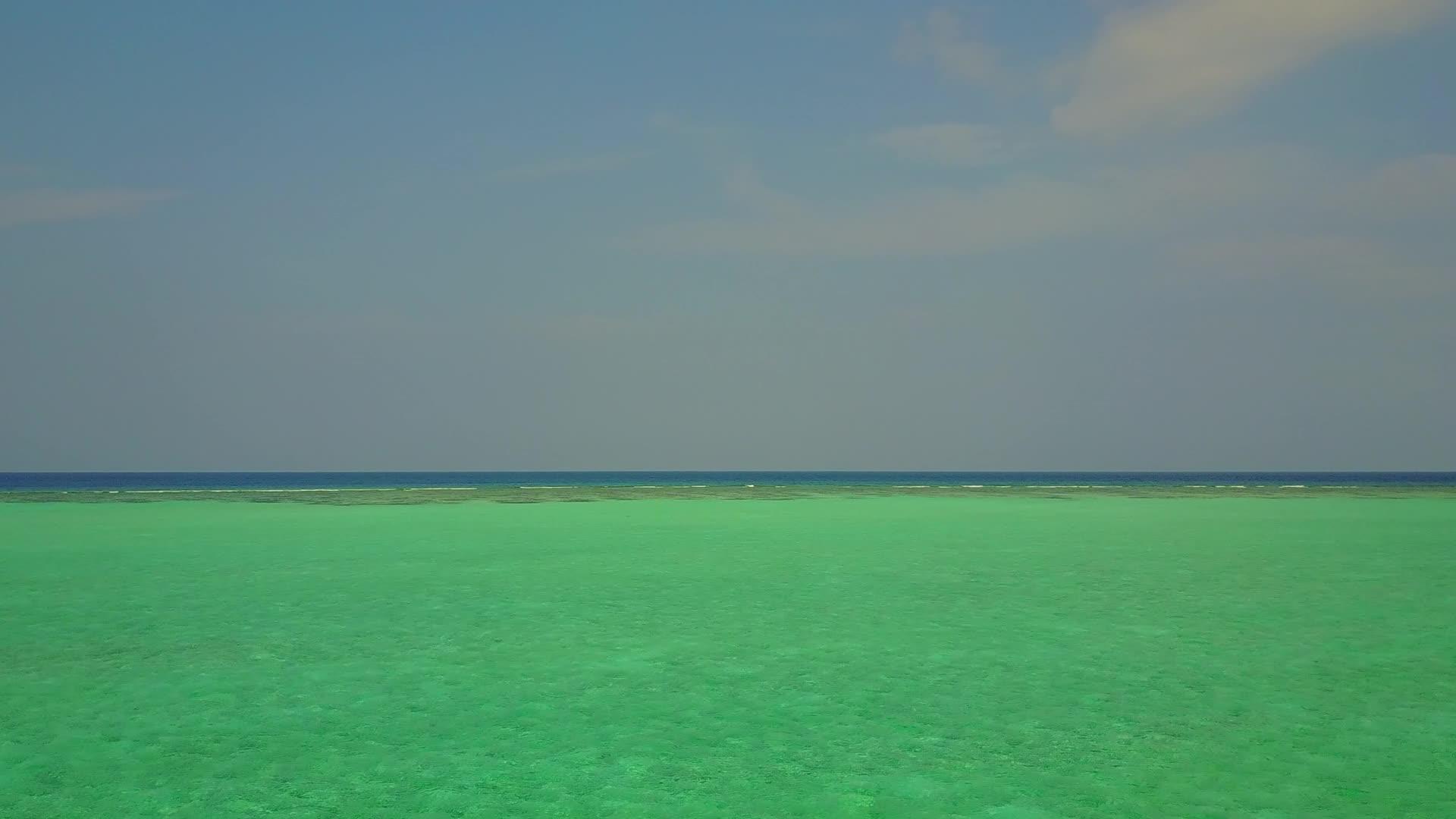 乘坐白沙背景透明的海洋观光放松环礁湖海滩探险视频的预览图