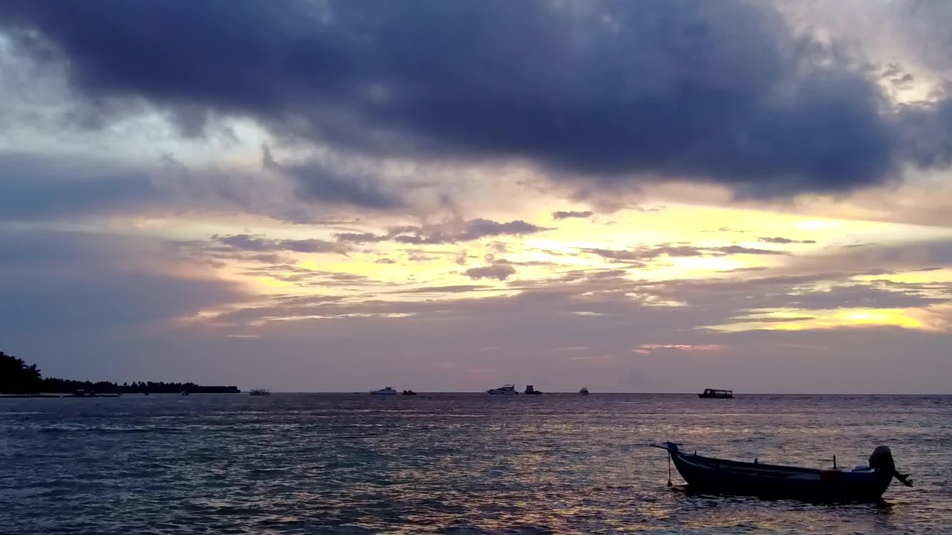 蓝海白沙背景下田园诗般的旅游海滩生活方式视频的预览图