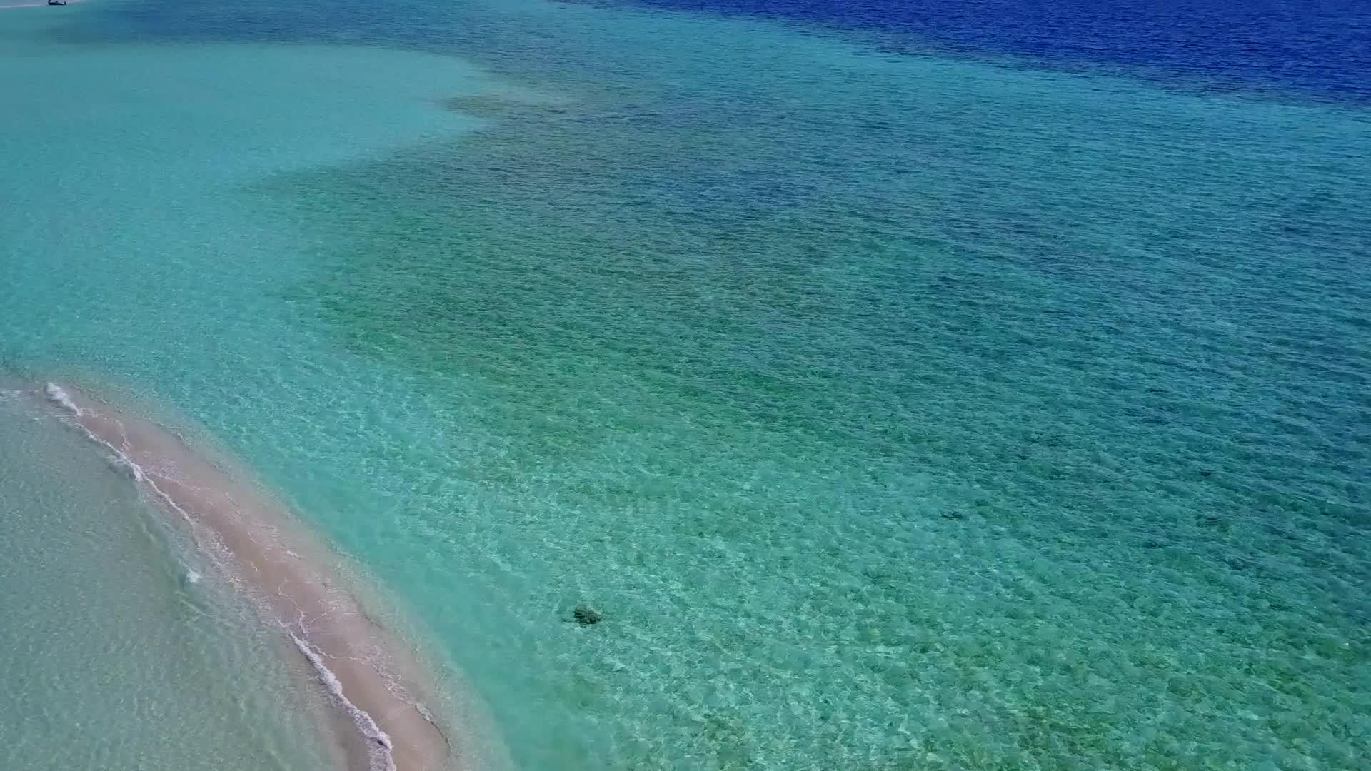 以蓝色环礁湖和白沙为背景的豪华海岸线视频的预览图