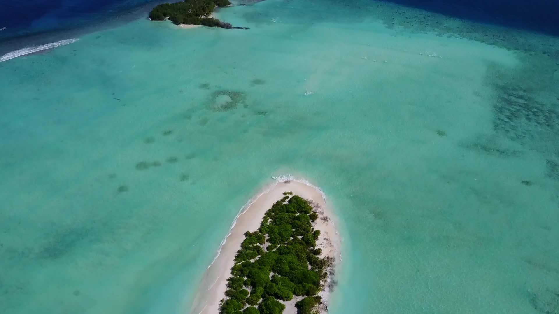 天堂湾海滩时间的空中无人机海景和明亮的蓝背景视频的预览图