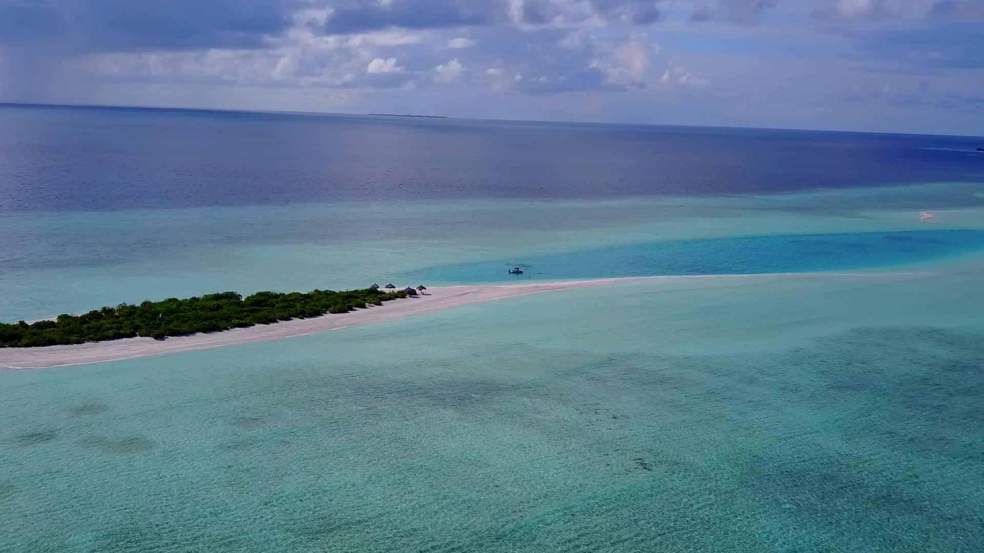 海岸海滩航程以白沙为背景自然性质完美视频的预览图