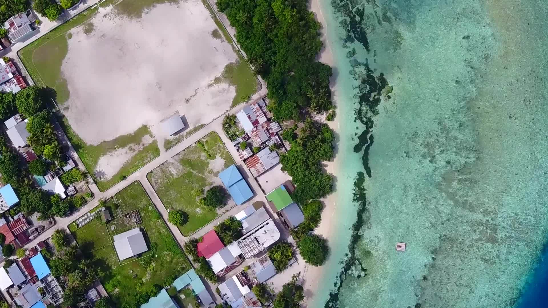 空中无人驾驶飞机拍摄豪华岛屿的海滩生活方式视频的预览图