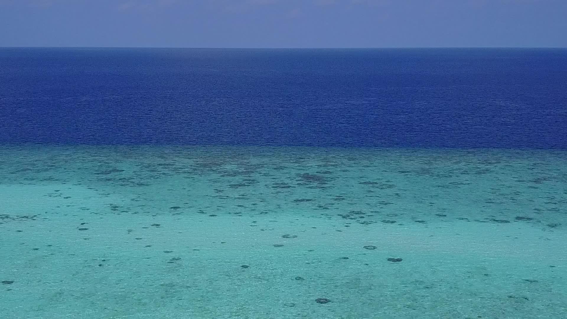 在蓝海和白沙的背景下天堂泻湖海滩之旅的空气质感视频的预览图