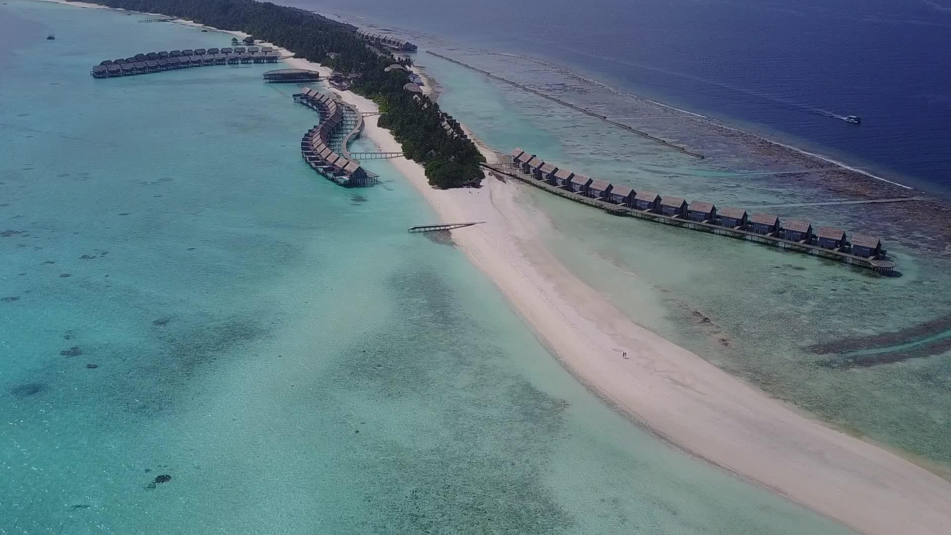 空中无人驾驶飞行以蓝海为背景清洁沙尘航行蓝海之美视频的预览图