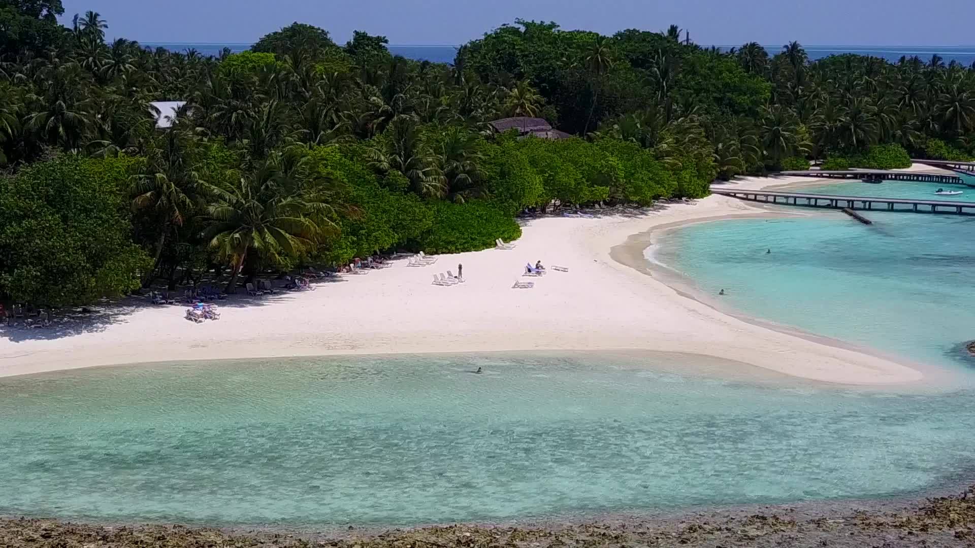 利用蓝海和白沙的背景在热带海岸海滩之间飞行视频的预览图