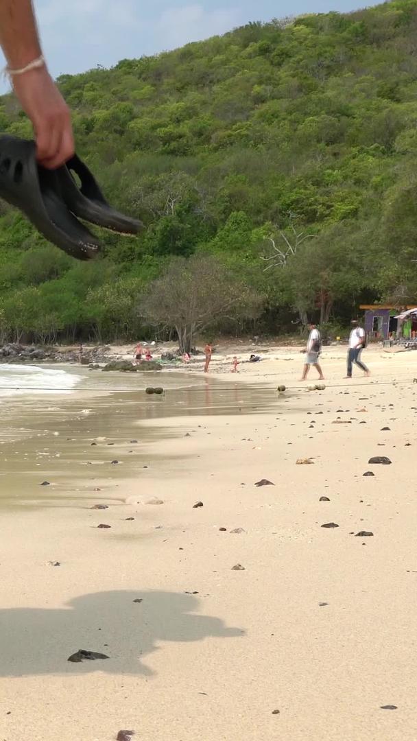 泰国芭堤雅沙滩夫妇走路散步视频的预览图