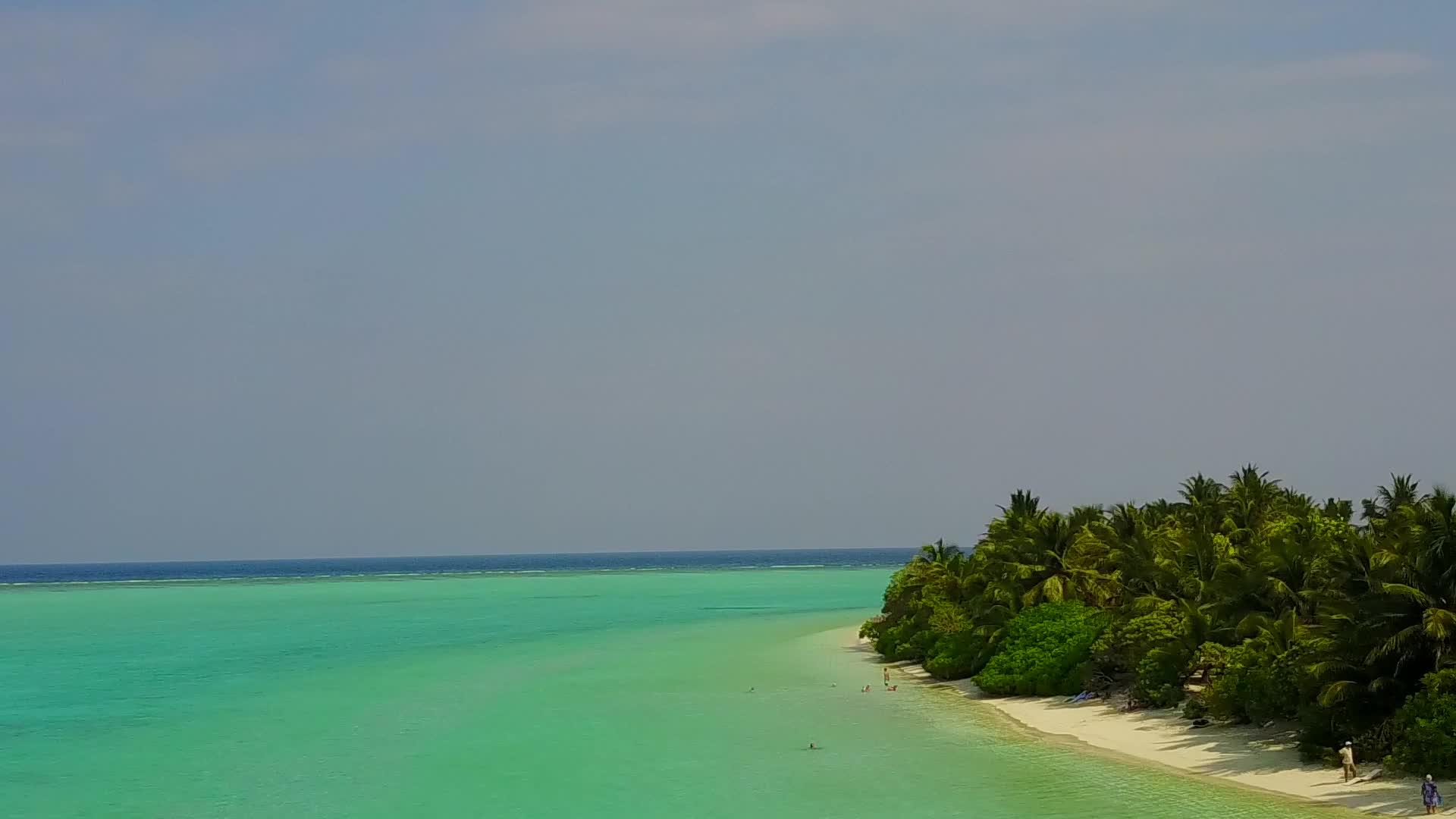 白沙背景透明海洋放松海岸线海滩休息无人机纹理视频的预览图