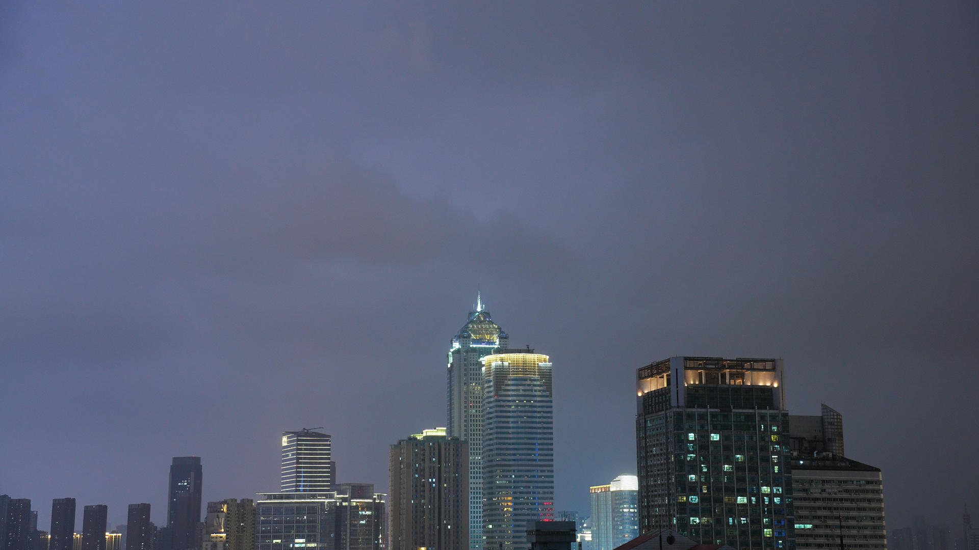 城市暴雨来临前电闪雷鸣夜晚灯光夜景4k素材视频的预览图