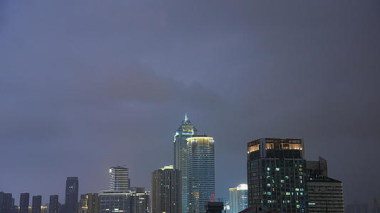 城市暴雨来临前电闪雷鸣夜晚灯光夜景4k素材视频的预览图