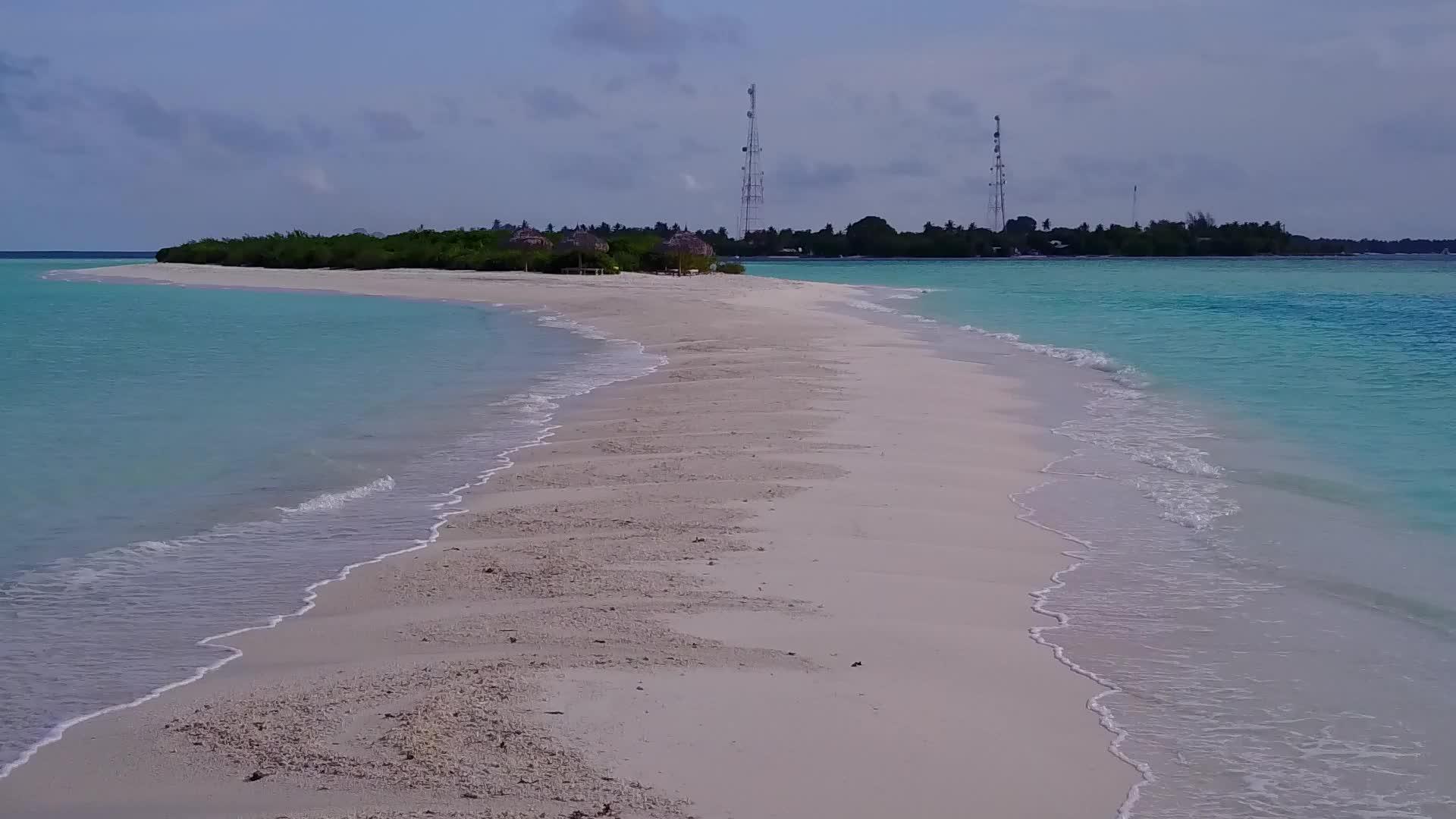 蓝色的环礁湖背景为白色的沙子打破了海滩打破了海滩当热带海岸时视频的预览图