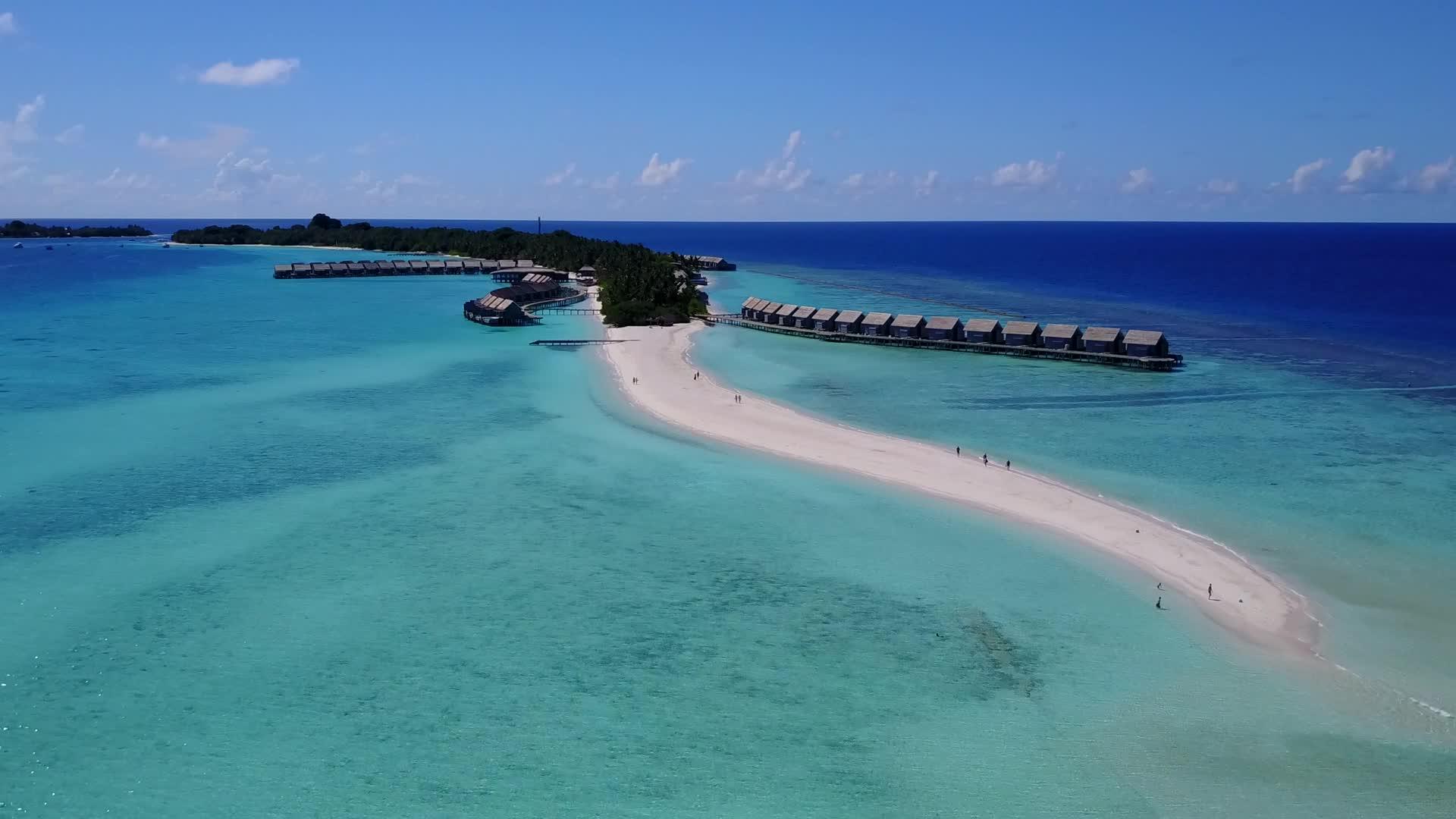 奇怪的环礁湖海滩富含白沙底蓝水冒险海景视频的预览图