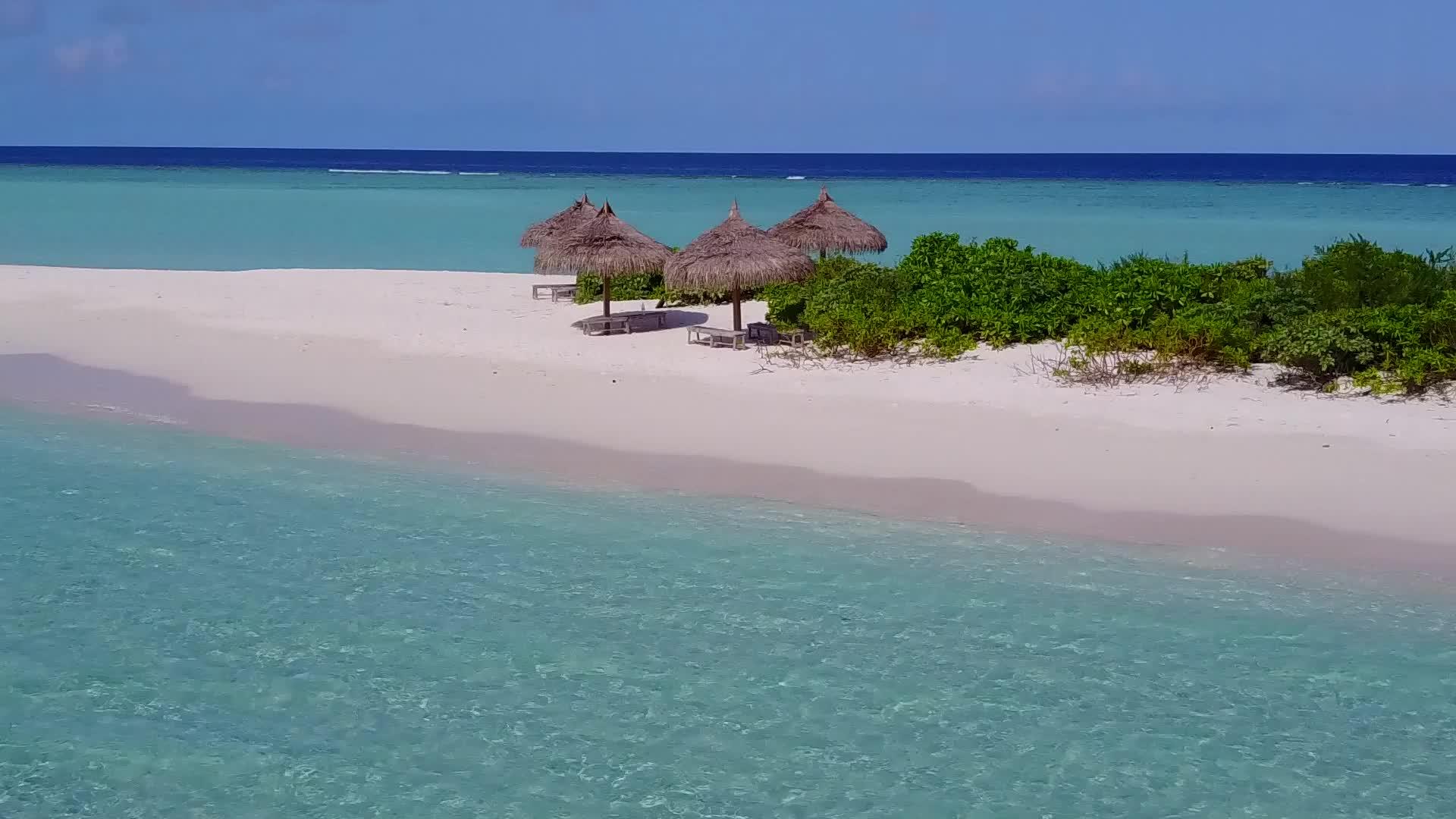 海滩生活方式以蓝海和白沙为背景观赏美丽的海景视频的预览图