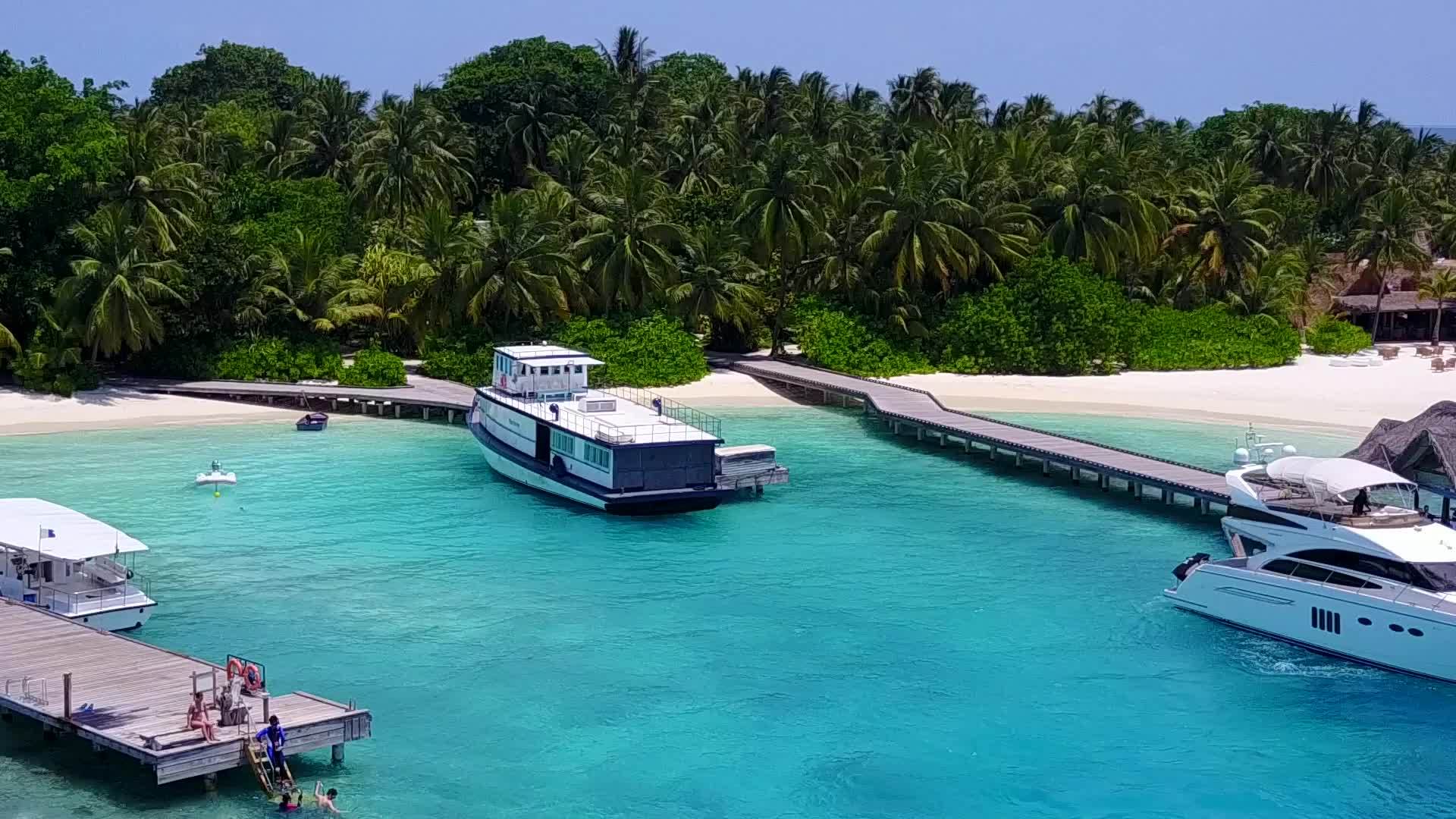 空中无人驾驶无人驾驶通过清海和白海滩的背景打破海湾海滩视频的预览图