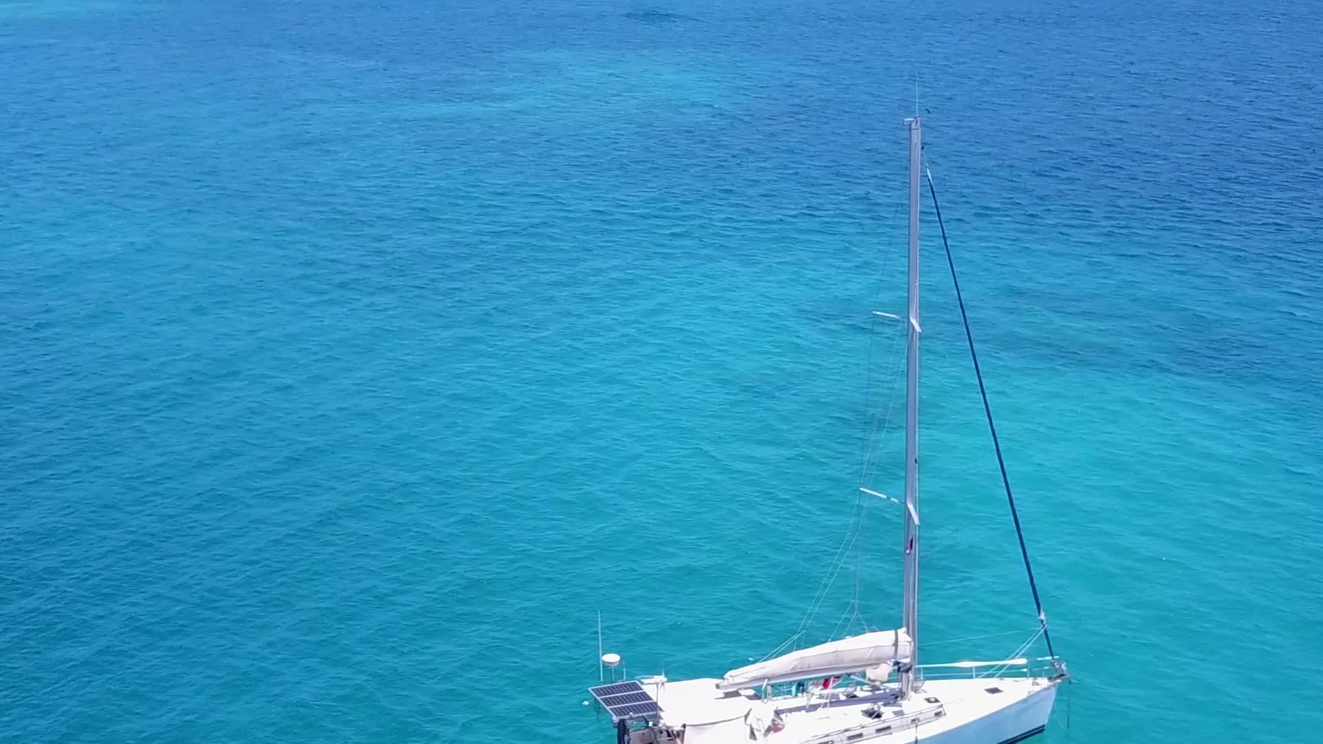 蓝绿色海洋和白色海滩背景下的异国情调海岛海滩空中旅行视频的预览图