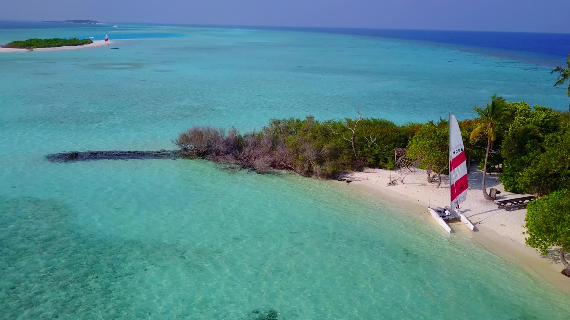 豪华海滩休息由绿松石环礁湖和干净的海滩背景组成视频的预览图