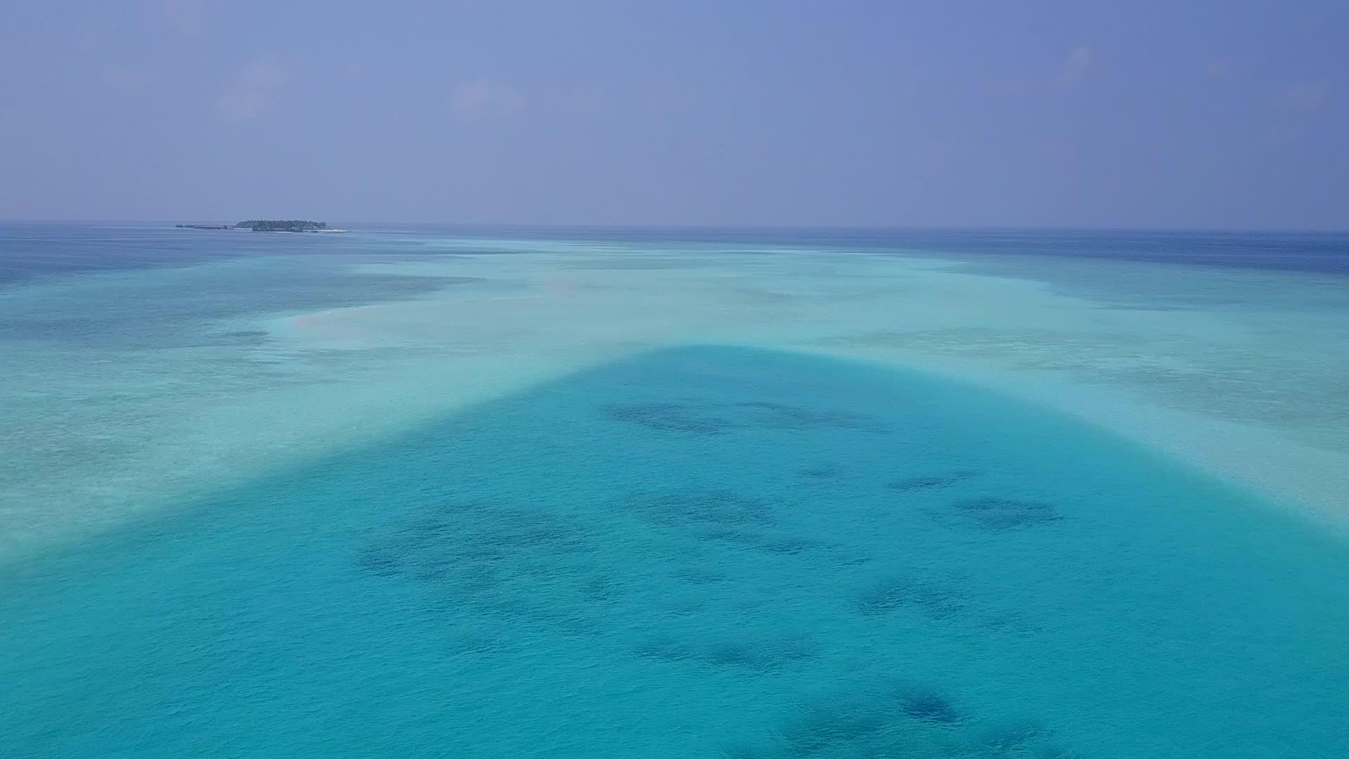 白沙以清澈的海水为背景海滨海滩度假视频的预览图