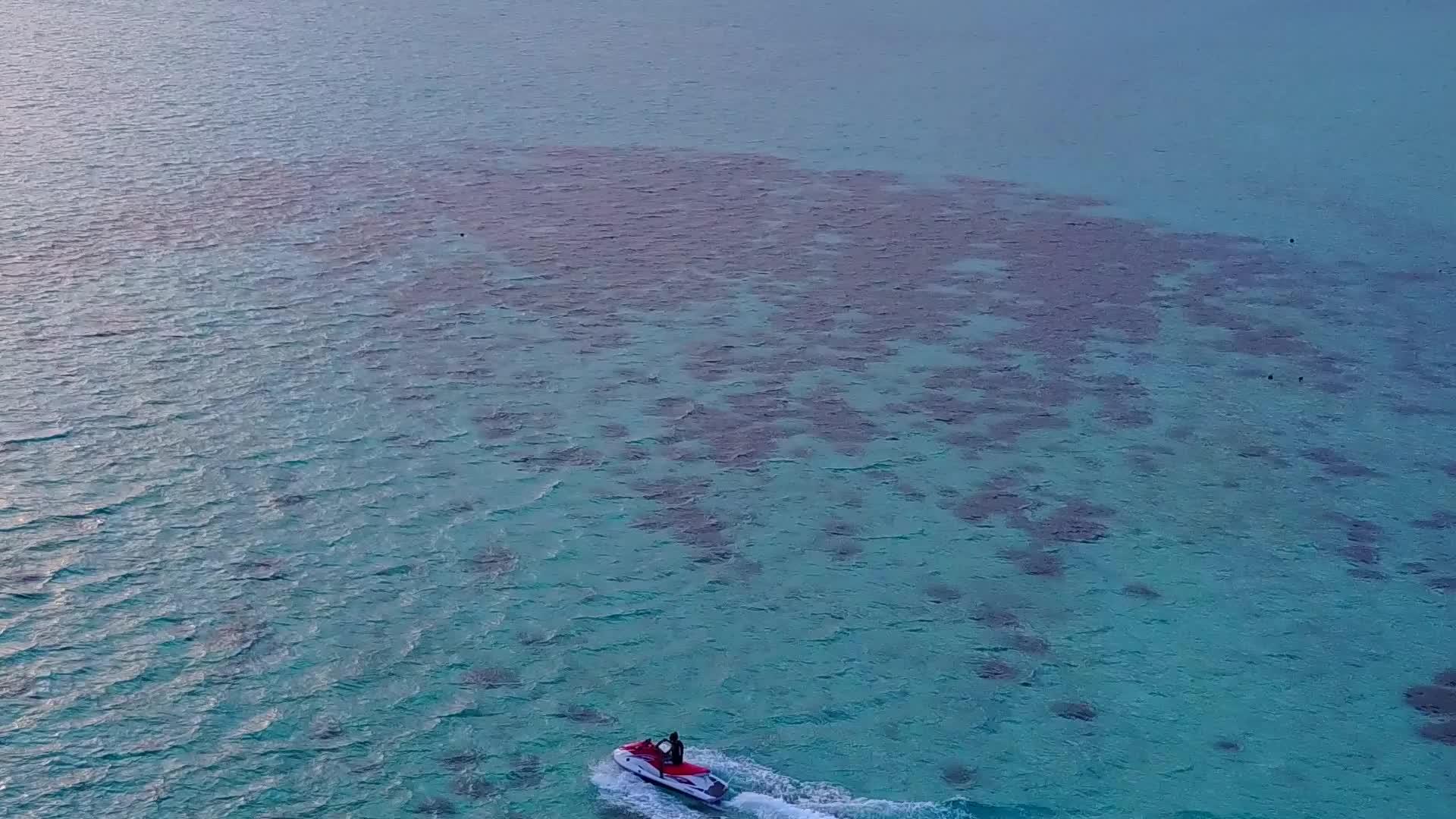 天空以蓝色环礁湖和白色海滩为背景是缓慢的海岸海滩时间视频的预览图