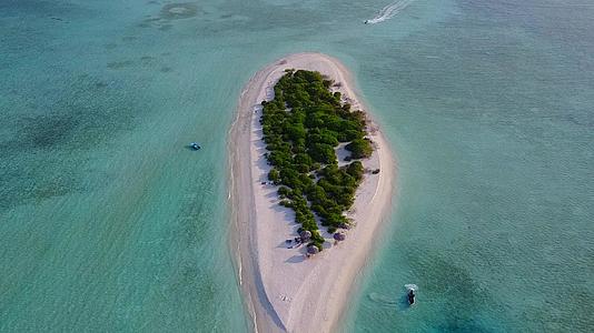 蓝水白沙背景下美丽的海滩野生动物空中无人机海景视频的预览图