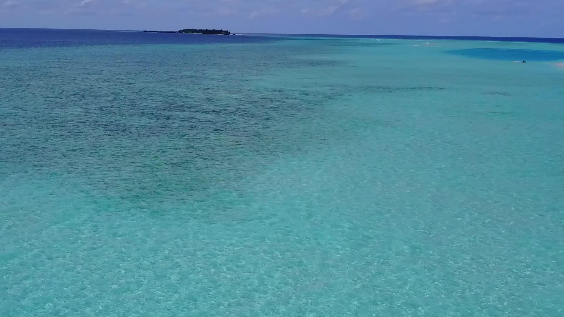 蓝绿色海洋和白色沙底蓝色背景视频的预览图