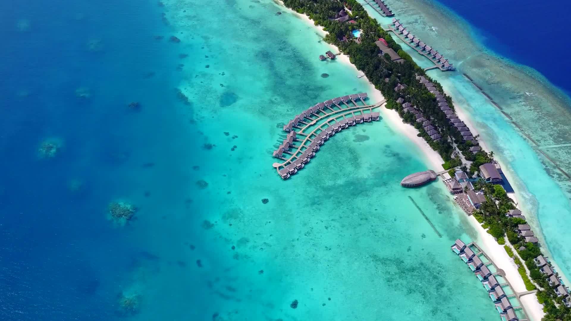 白沙背景浅海美丽海景海滩冒险空中无人机海景视频的预览图