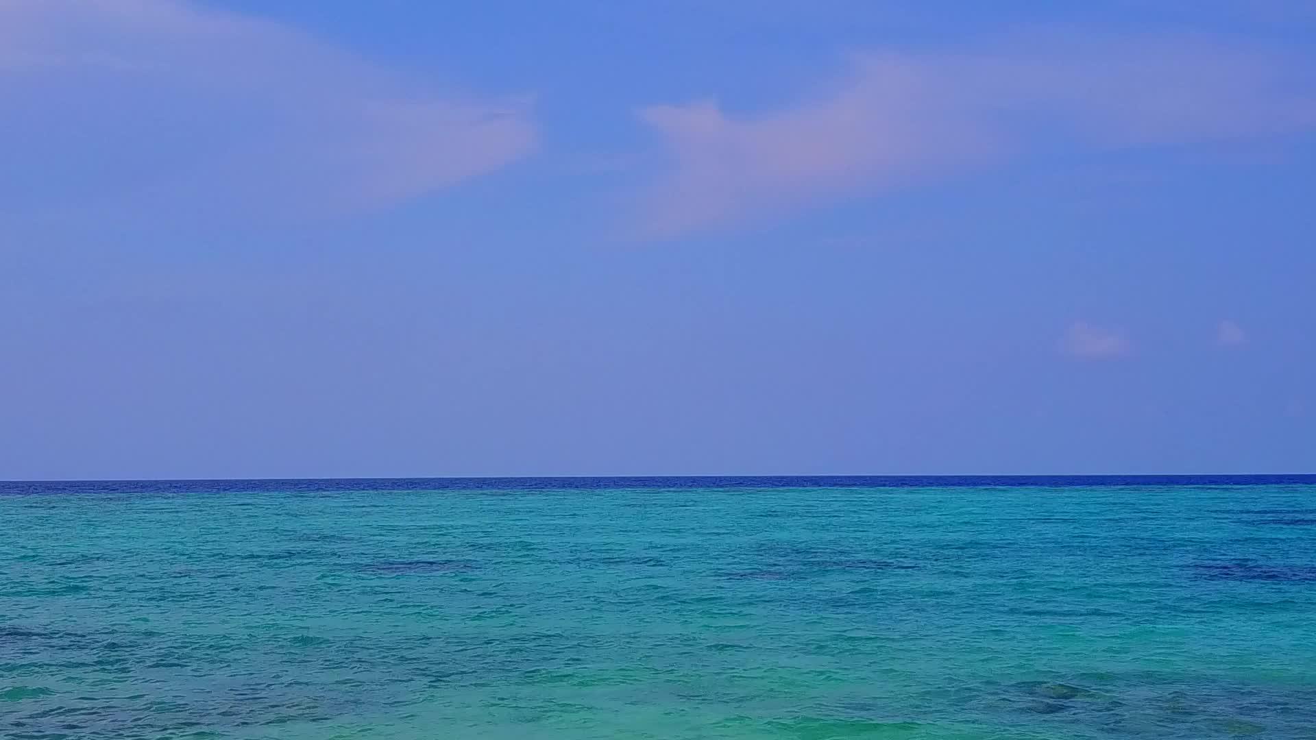 热带旅游海滩时间的蓝水和白色海滩背景是空的视频的预览图