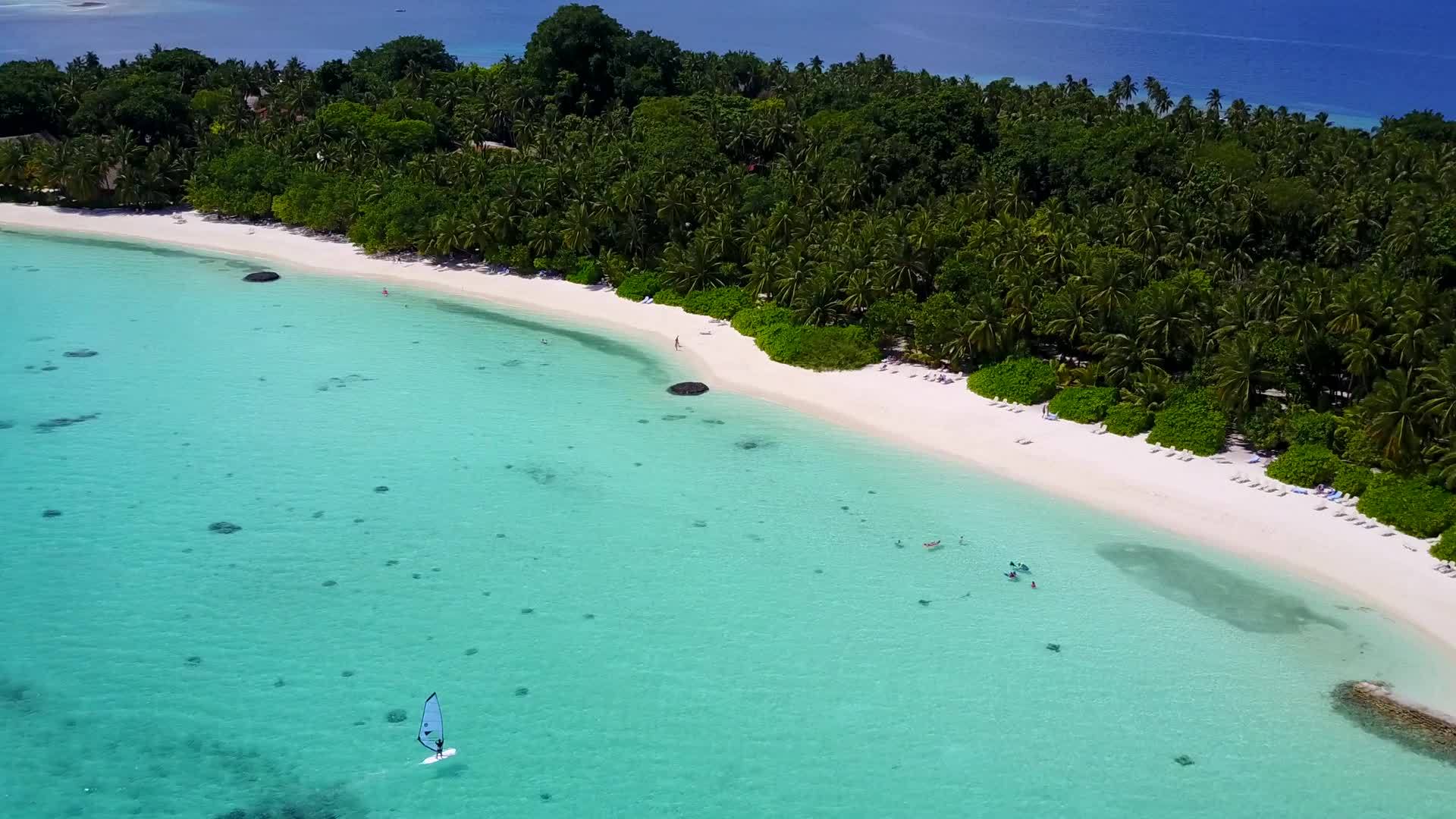 海平面蓝海以白沙为背景在空中举行豪华海岸海滩假日视频的预览图