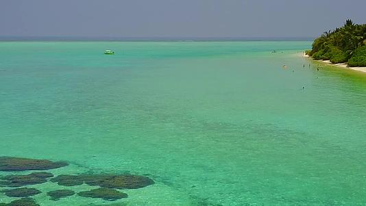 以清沙背景的蓝海为例放松海滩探索的全景视频的预览图