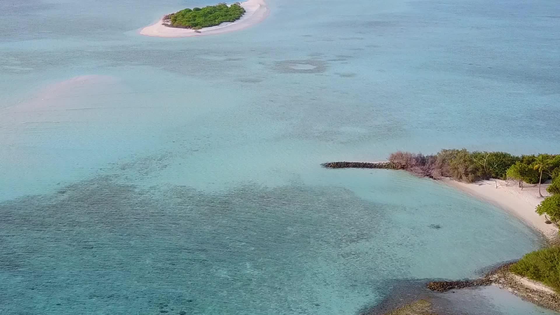豪华环礁湖透明海和白沙背景视频的预览图