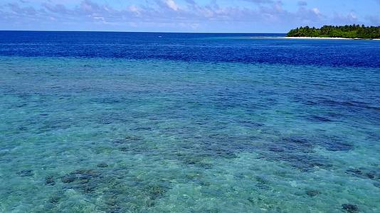 海景景观海滩生活方式以蓝环礁湖和浅沙本为特色视频的预览图