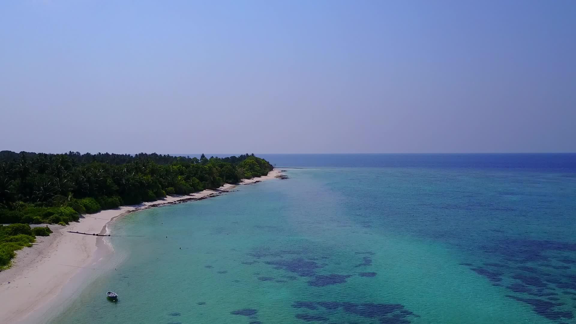 白沙背景蓝海泻湖海滩度假无人机空中纹理视频的预览图