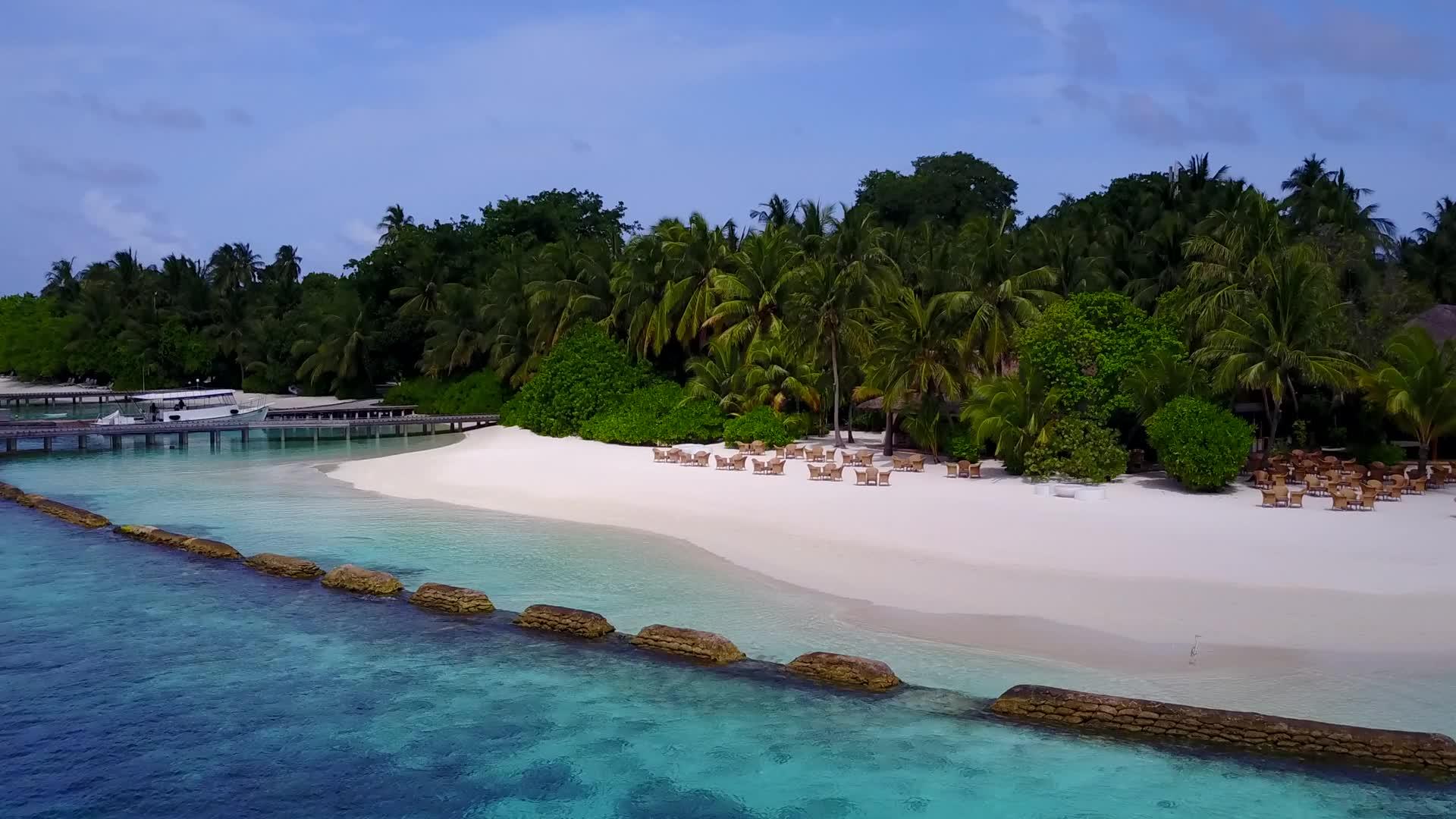 蓝绿水白沙背景完美海滨海滩航程鸟瞰天空视频的预览图