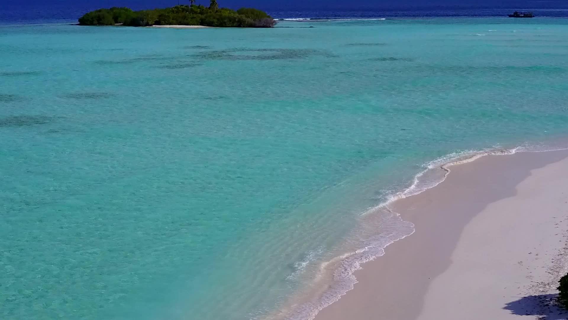 白沙背景蓝色泻湖异国岛海滩之旅视频的预览图