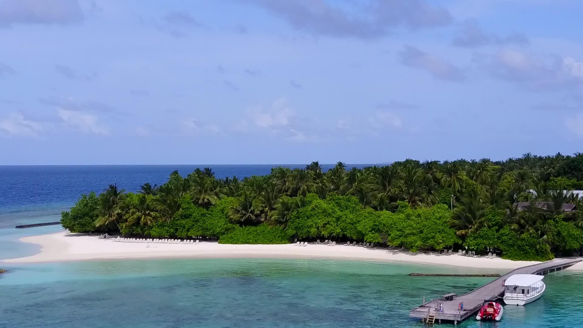 完美的旅游海滩旅游以蓝色环礁湖和白色海滩为目的地视频的预览图